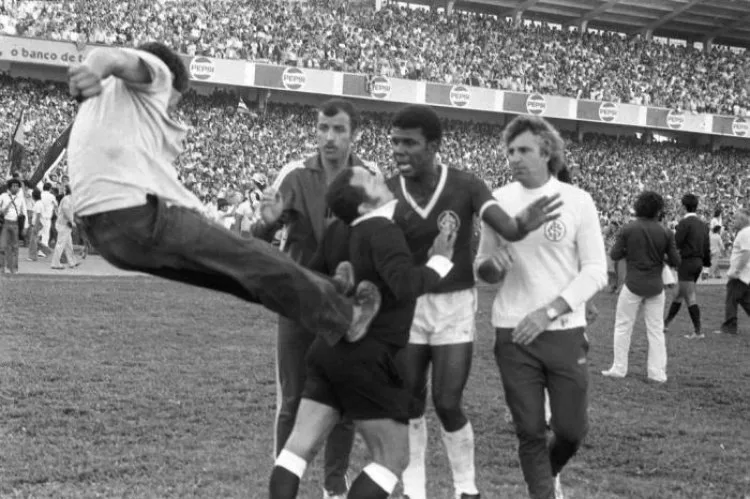 Agression de l'arbitre árbitro Luiz Torres lors du clássico de 1977