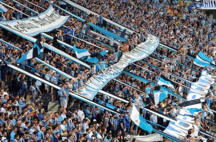 Geral do Grêmio Bebendo vinho