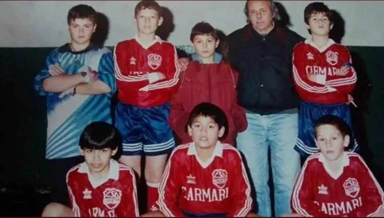 Dario Coronel est au centre dans la file du bas