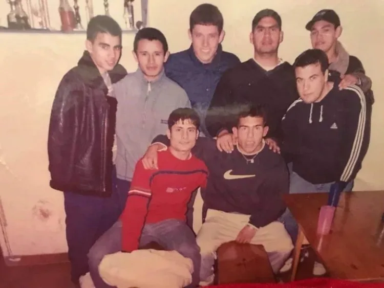 Les jeunes de Fuerte Apache : Darío "Cabañas" Coronel avec la casquette et Tevez avec le pull Nike