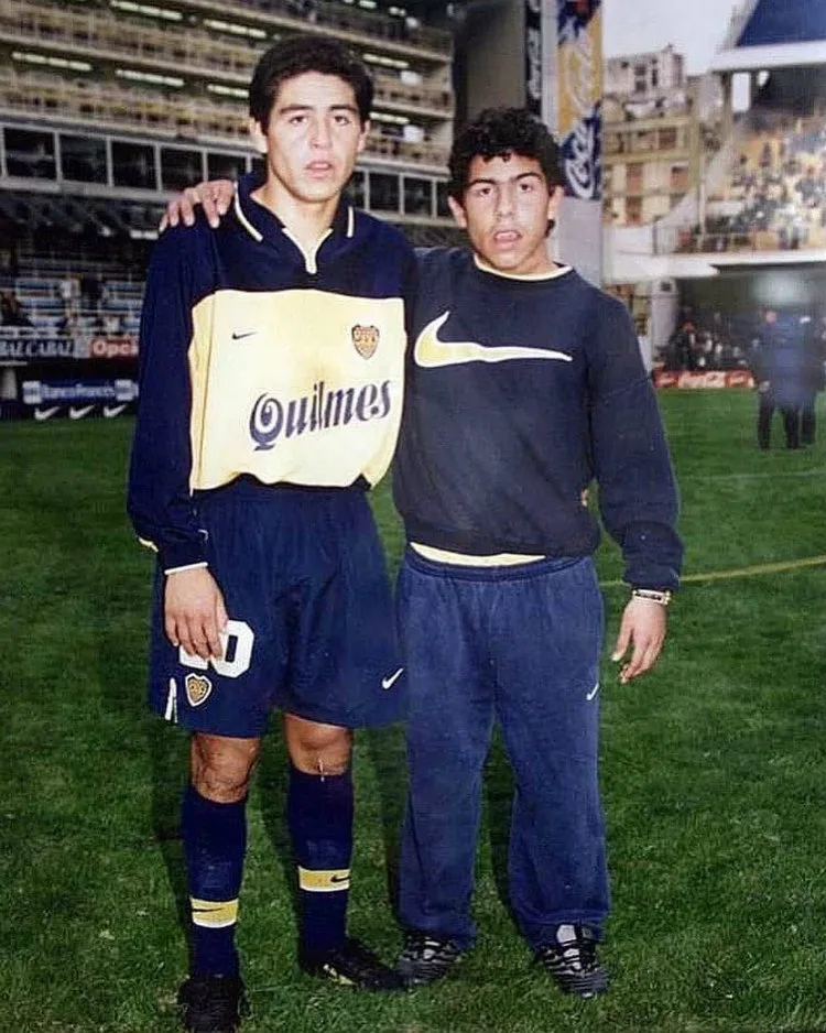 Tevez qui pose avec Riquelme, lorsqu'il était encore ramasseur de balles