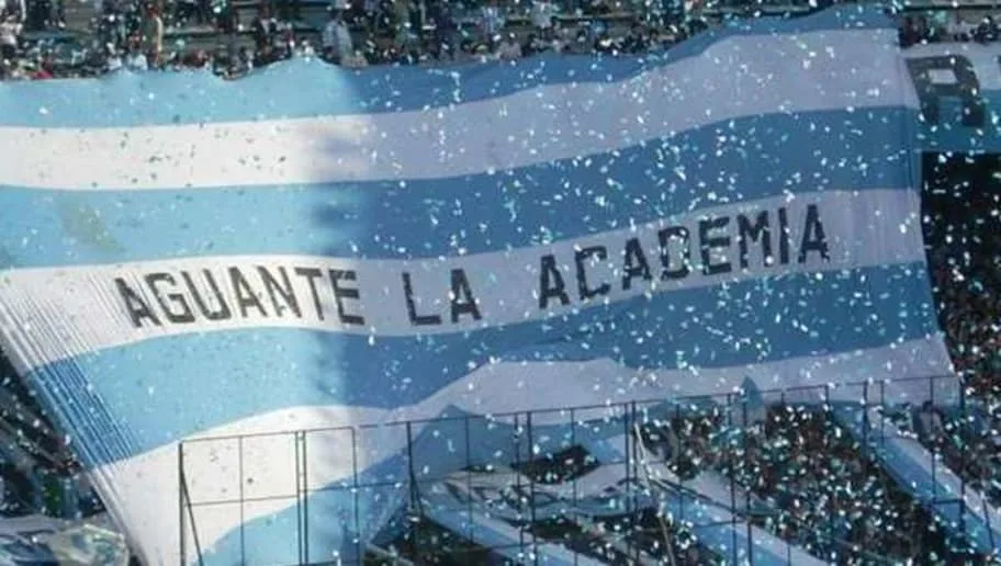 Les supporters de Racing qui déploient une banderole sur laquelle est écrit "Aguante La Academia".