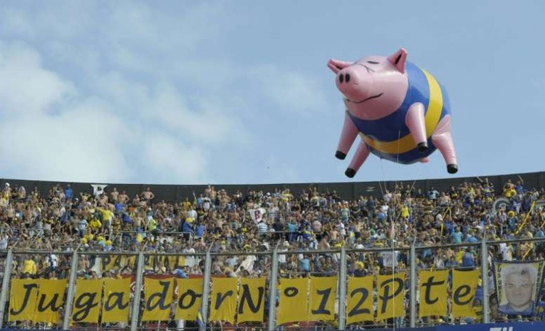 Un grand ballon cochon à l'hélium avec le maillot de Boca déployé lors du superclasico contre River.