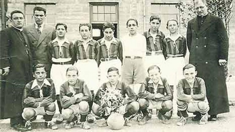 Les jeunes joueurs de San Lorenzo avec le père Lorenzo Massa en haut à droite