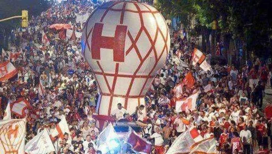 Le Globo Huracán présent lors des célébrations des supporters du club.