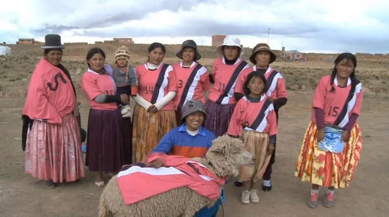 Une équipe de foot composée de femmes indigènes en Bolivie.