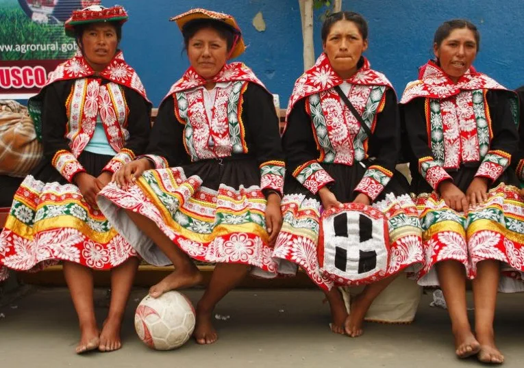 Des femmes Péruviennes prêtes à jouer au foot avec leur tenue traditionnelle.