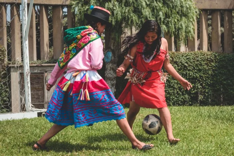 Deux femmes indigènes jouent au football