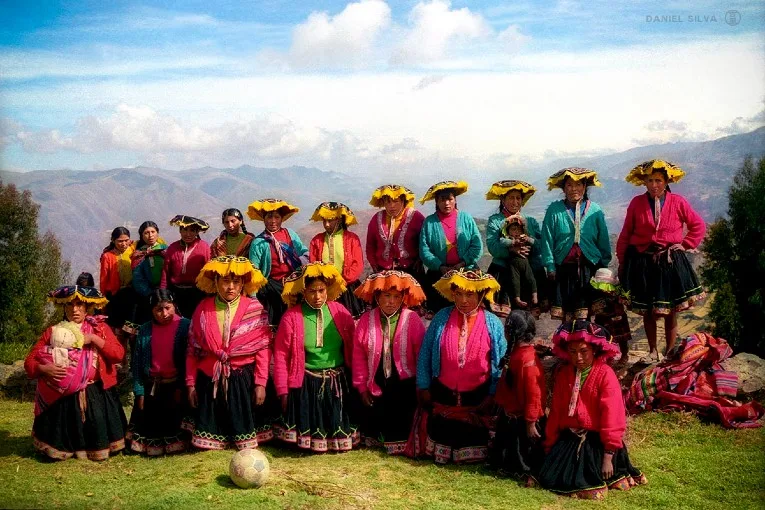 Photo de l'équipe féminine de Churubamba qui pose devant le magnifique paysage des montagnes des Andes.