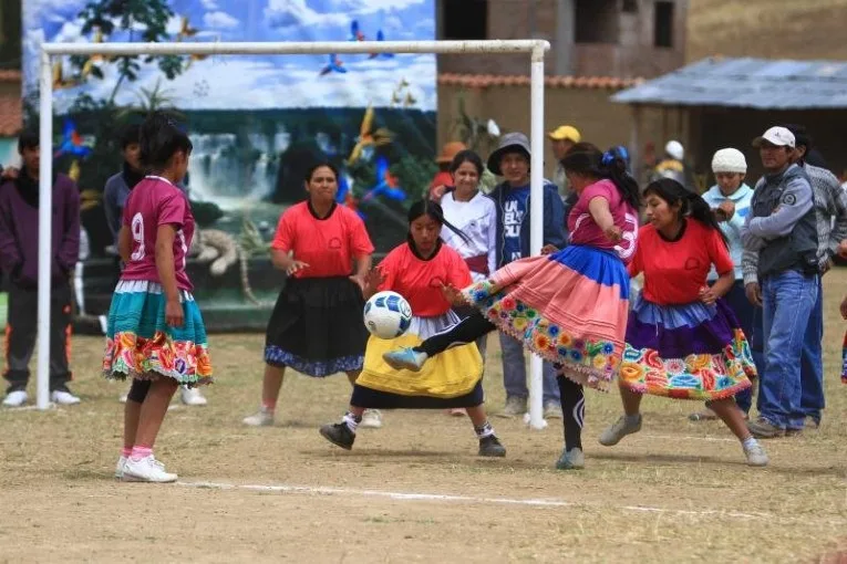 Un match de foot disputé entre femmes indigènes.