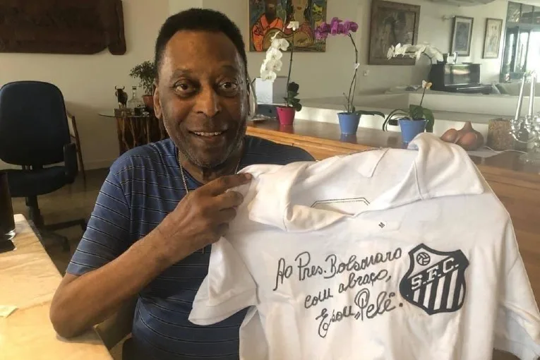 Pelé tient un maillot qu'il a dédicacé pour le président Bolsonaro