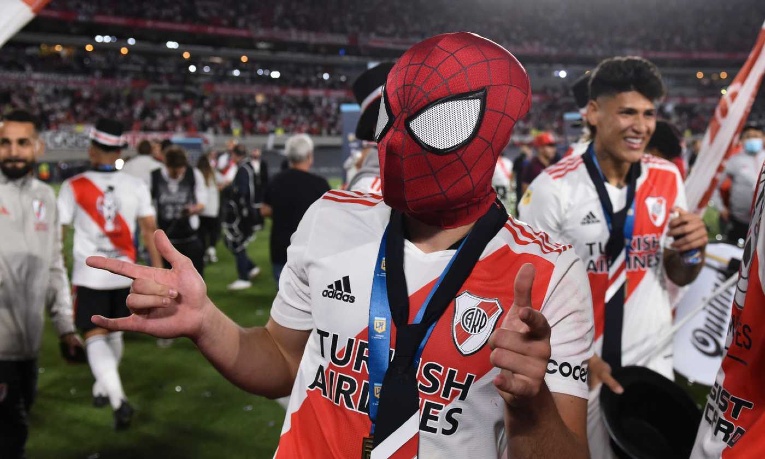 Julian Alvarez avec le masque de Spiderman