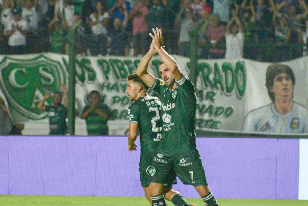 Lisandro Lopez célèbre son premier but avec Sarmiento