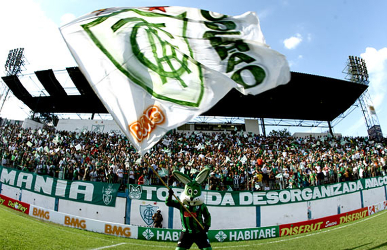  La mascotte de l'América MG agite un drapeau devant ses supporters au stade de l'Indépendance, à Belo Horizonte, Brésil.