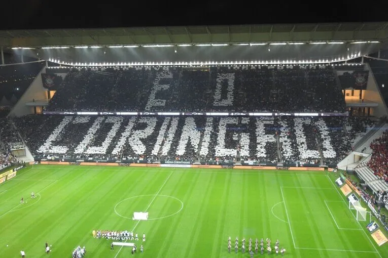  Magnifique Tifo des supporters du Corinthians avec une mosaique qui dit E o Coringao