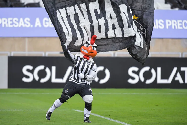 La mascotte de l'Atletico MG agite un drapeau avant le match entre l'Atletico MG et l'America-MG.