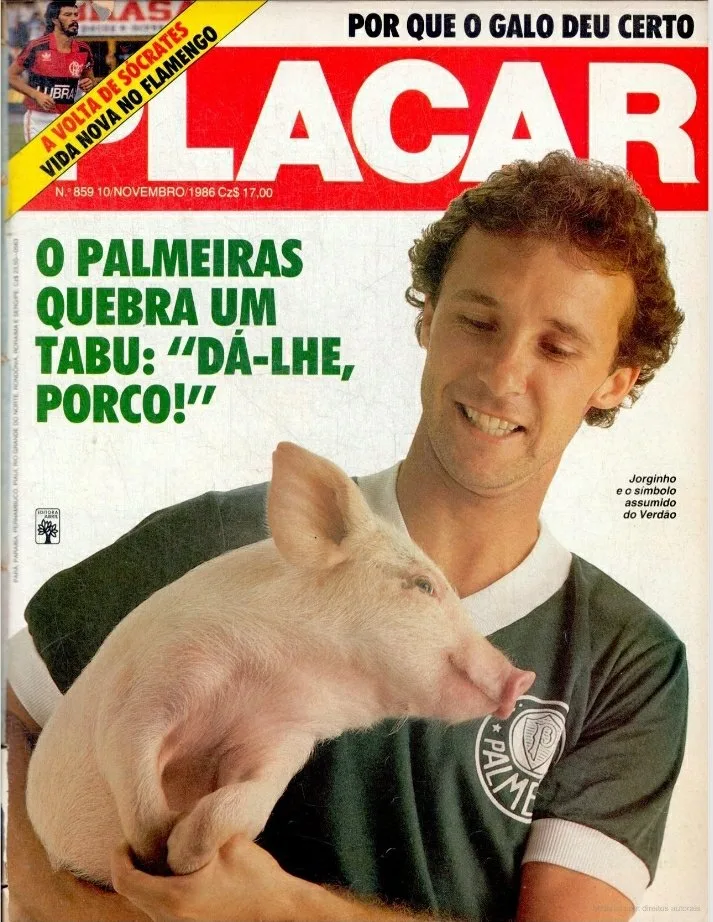 Jorginho avec un petit cochon sur ses genoux à la une du magazine Placar 