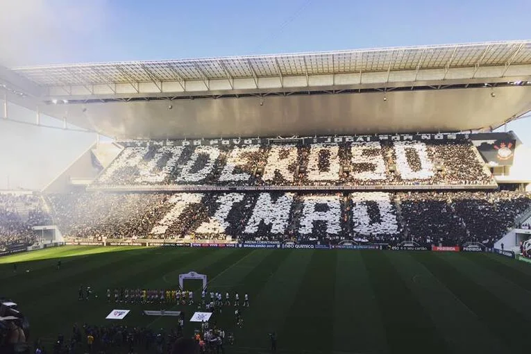 Magnifique Tifo des supporters du Corinthians avec une mosaique qui dit Poderoso Timao