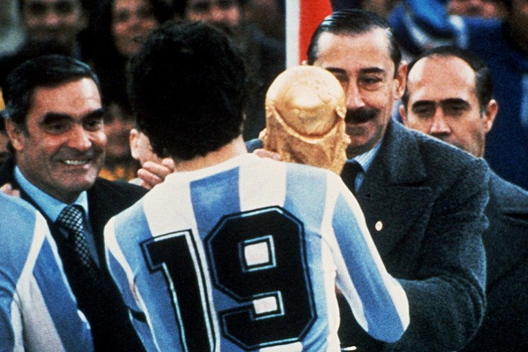 Le général Jorge Rafael Videla remettant le trophée aux mains des joueurs de la sélection argentine.