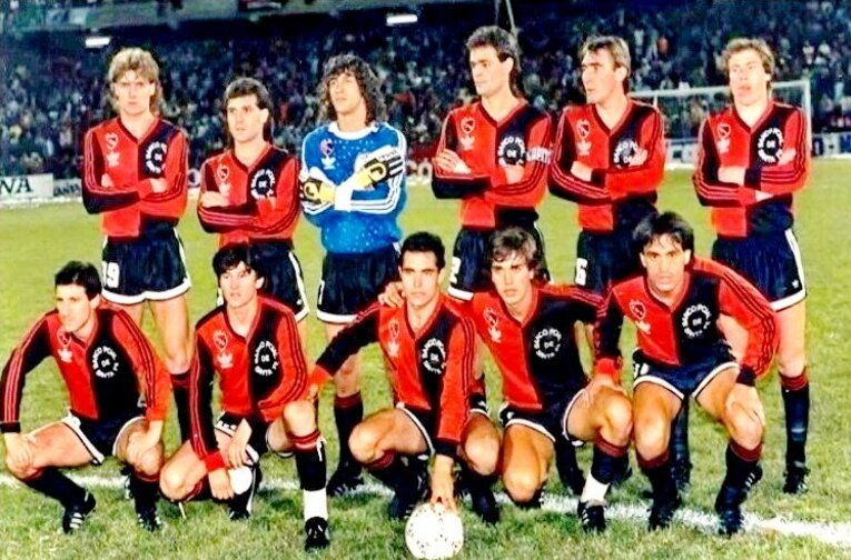 Gabriel Batistuta (2e en bas en partant de la droite) en 1988 avec Newell's Old Boys