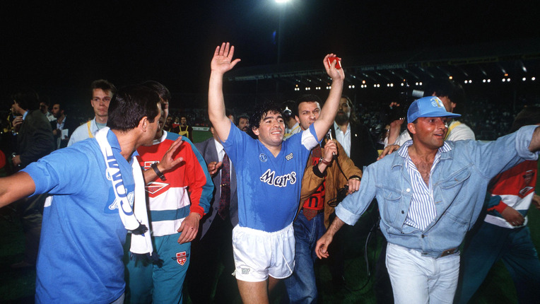 Diego Maradona fête le titre de la Coupe de l'UEFA remporté en 1989 face à Stuttgart 