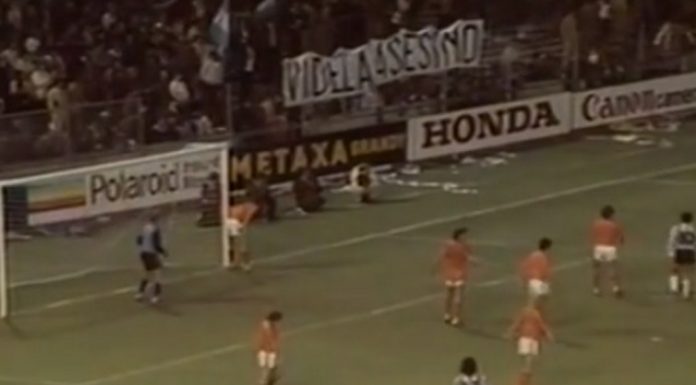 Banderole Videla Asesino déployée lors d'un match entre l'Argentine et les Pays-Bas