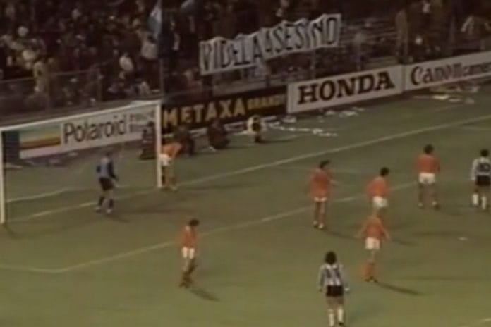 argentine-pays-bas-videla-asesino Banderole Videla Asesino déployée lors d'un match entre l'Argentine et les Pays-Bas
