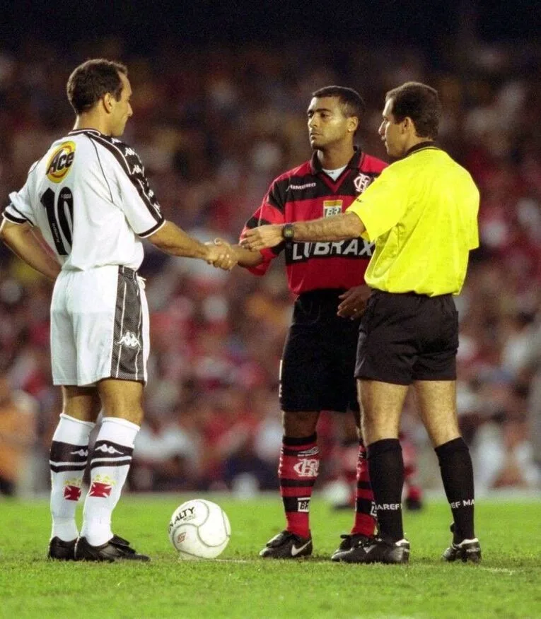 Romario serre la main à Edmundo avant un classico entre Flamengo et Vasco