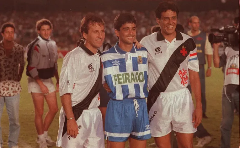 Zico avec le maillot de Vasco pour le jubilé de Roberto Dinamite.