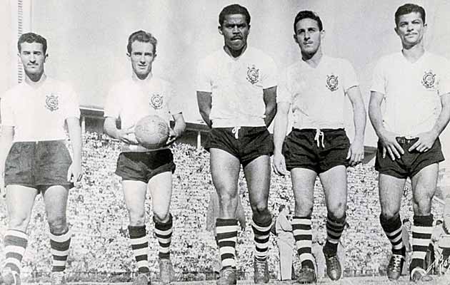 La ligne d'attaque mythique du Corinthians en1951 : Cláudio, Luizinho, Baltazar, Carbone et Mário.