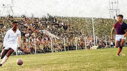 Pelé avec le ballon lors du match contre Colón au Brigadier Général Estanislao López, en 1964