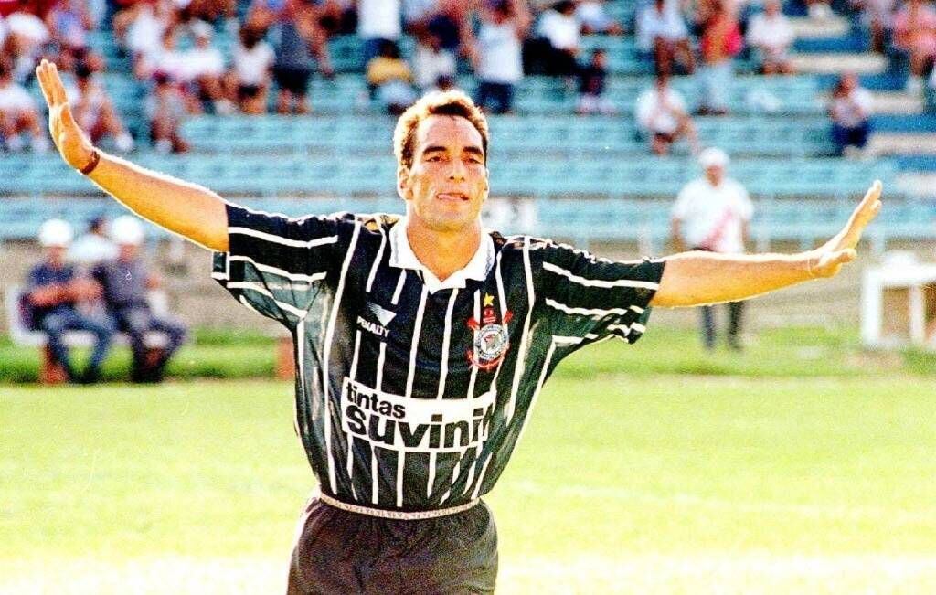 Edmundo célébre un de ses trois buts contre São Paulo en 1996.