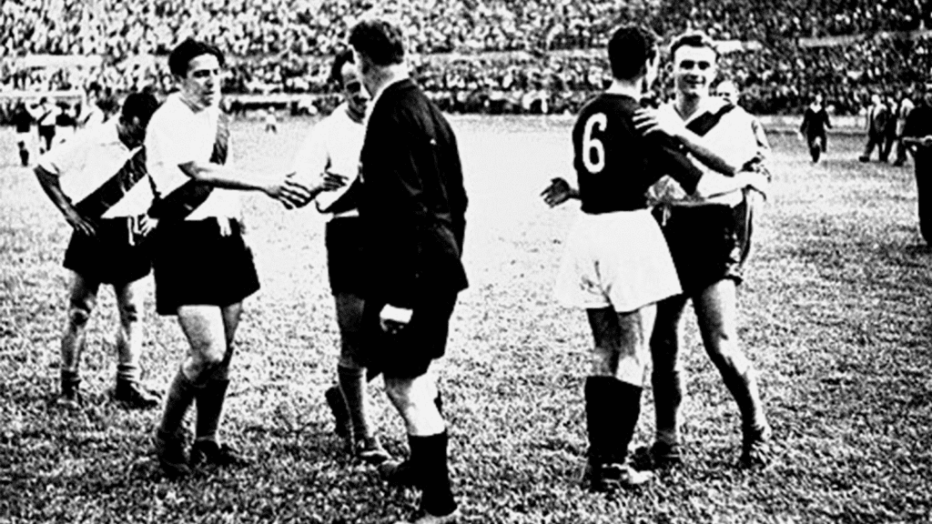 Les joueurs de River et du Torino se saluent avant le match.