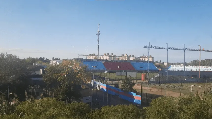 Le stade d'Arsenal vu depuis le train de la ligne Roca.