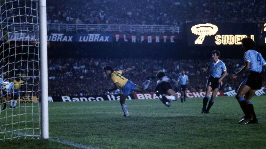 Romario qui marque le but de la victoire face à l'Uruguay lors de la finale de la Copa America 89.