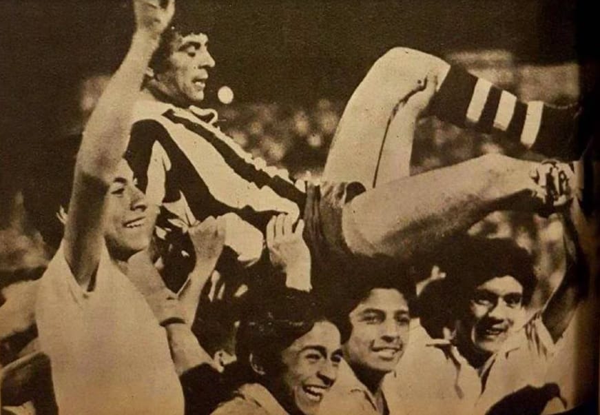 16 décembre 1970. Gimnasia-River 2-1. Legrotaglie quitte le terrain en triomphe.